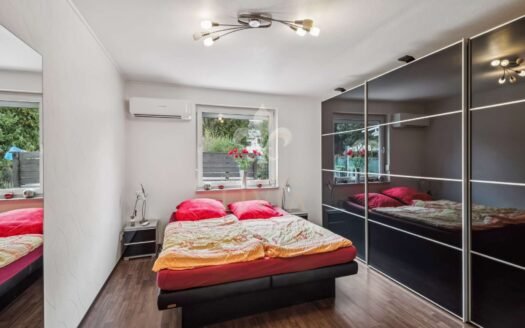 Exklusiver Bungalow mit Pool & Garage