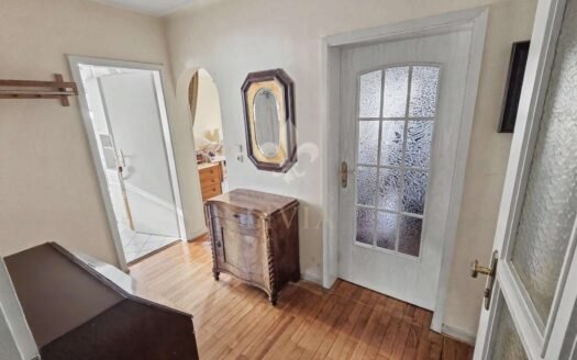 Kapitalanlage oder Eigennutzung: Zwei Wohnungen unter einem Dach mit Wintergarten, Balkon und Garage