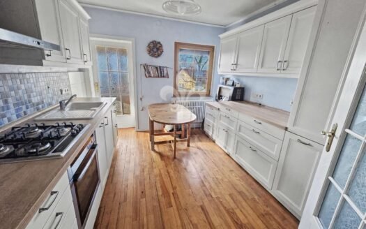 Kapitalanlage oder Eigennutzung: Zwei Wohnungen unter einem Dach mit Wintergarten, Balkon und Garage