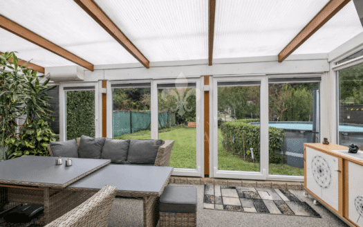 Exklusiver Bungalow mit Pool & Garage