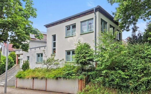 Gepflegte Praxis- oder Bürofläche über zwei Ebenen mit eigenständigem Haus-Charakter