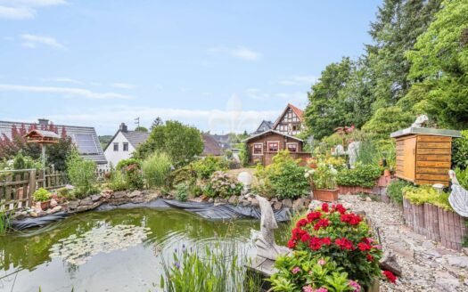 Exklusives Einfamilienhaus mit Gartenparadies, Garage und Einliegerwohnung