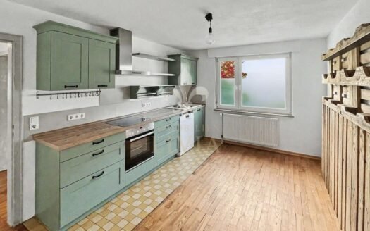 Modernisiertes Dreifamilienhaus mit drei Wohneinheiten und beeindruckendem Panoramablick