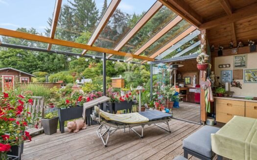 Exklusives Einfamilienhaus mit Gartenparadies, Garage und Einliegerwohnung