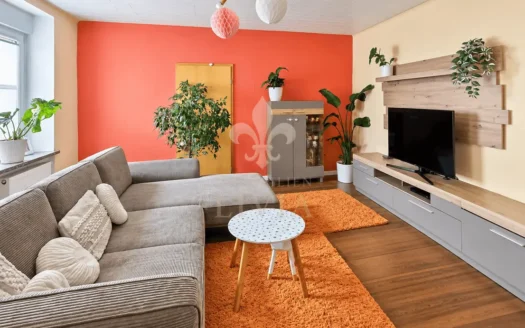 Voll vermietetes Zweifamilienhaus mit zwei Wohneinheiten, Garten, Balkonen und Stellplätzen
